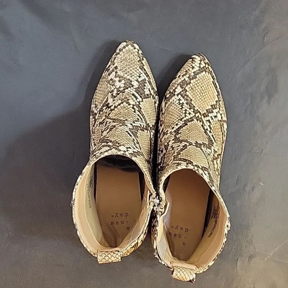 BRAND NEW NEW DAY POINTED TOE ZIP CLOSURE SNAKESKIN ANKLE BOOTIE - Picture 7 of 16